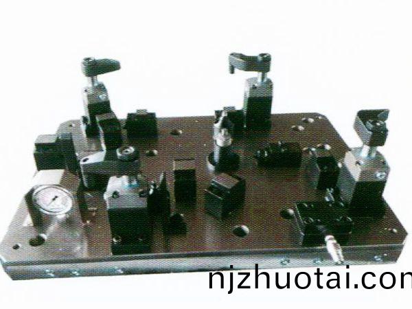 齒(chi)輪室(shi)罩(zhao)蓋液(ye)壓(ya)裌(jia)具